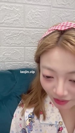 最顶级校花来了！美到炸～【甜甜】，清纯小妹妹，要把自己给插得翻白眼了，太爽太刺激了！ 截图7