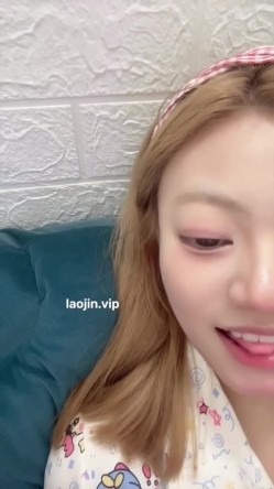 最顶级校花来了！美到炸～【甜甜】，清纯小妹妹，要把自己给插得翻白眼了，太爽太刺激了！ 截图8