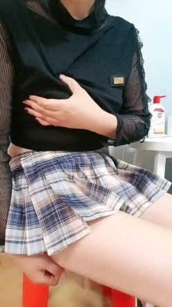 一个人在家的良家小少妇，露脸发骚听狼友指挥撩骚互动，慢慢脱光揉奶玩逼看特写，自慰阴蒂浪叫呻吟表情好骚 截图1