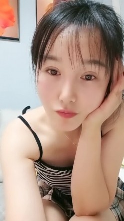 一个人在家的良家小少妇，露脸发骚听狼友指挥撩骚互动，慢慢脱光揉奶玩逼看特写，自慰阴蒂浪叫呻吟表情好骚 截图6