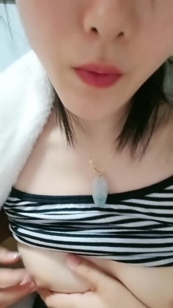 一个人在家的良家小少妇，露脸发骚听狼友指挥撩骚互动，慢慢脱光揉奶玩逼看特写，自慰阴蒂浪叫呻吟表情好骚 截图11