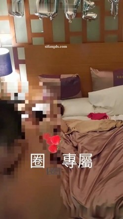 《跟男友视讯，与2名粉丝偷情》 截图5