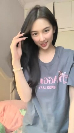 明星脸，几万粉丝的小网红，【偷走一头猪】，清秀女神~长腿骚舞~道具黑牛~逼会下蛋，走在街上回头率肯定高 截图2