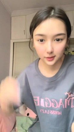 明星脸，几万粉丝的小网红，【偷走一头猪】，清秀女神~长腿骚舞~道具黑牛~逼会下蛋，走在街上回头率肯定高 截图7