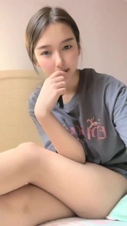 明星脸，几万粉丝的小网红，【偷走一头猪】，清秀女神~长腿骚舞~道具黑牛~逼会下蛋，走在街上回头率肯定高 截图8