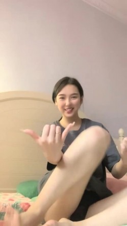 明星脸，几万粉丝的小网红，【偷走一头猪】，清秀女神~长腿骚舞~道具黑牛~逼会下蛋，走在街上回头率肯定高 截图9