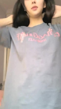 明星脸，几万粉丝的小网红，【偷走一头猪】，清秀女神~长腿骚舞~道具黑牛~逼会下蛋，走在街上回头率肯定高 截图10