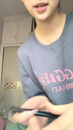明星脸，几万粉丝的小网红，【偷走一头猪】，清秀女神~长腿骚舞~道具黑牛~逼会下蛋，走在街上回头率肯定高 截图11
