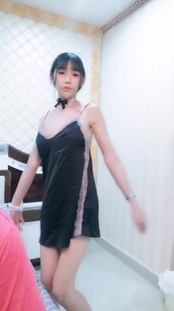 泰国约妹3P性感吊带睡衣长相清纯妹子，白皙皮肤骑乘深喉口交，扶着小腰后入特写表情，前后一起操抬起双腿猛操 截图2