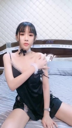 泰国约妹3P性感吊带睡衣长相清纯妹子，白皙皮肤骑乘深喉口交，扶着小腰后入特写表情，前后一起操抬起双腿猛操 截图5