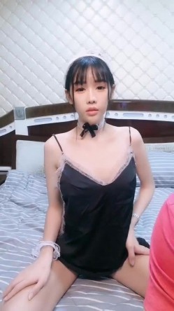 泰国约妹3P性感吊带睡衣长相清纯妹子，白皙皮肤骑乘深喉口交，扶着小腰后入特写表情，前后一起操抬起双腿猛操 截图7