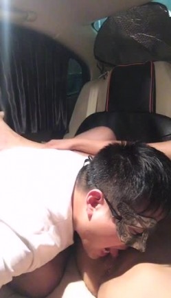 熟女姐姐约炮有钱大哥，深夜豪车内激情啪啪，情趣内衣跪舔大几把，大哥很享受，狭小空间内激情啪啪爆草，最后口爆 截图3