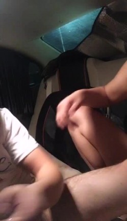 熟女姐姐约炮有钱大哥，深夜豪车内激情啪啪，情趣内衣跪舔大几把，大哥很享受，狭小空间内激情啪啪爆草，最后口爆 截图13