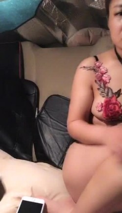 熟女姐姐约炮有钱大哥，深夜豪车内激情啪啪，情趣内衣跪舔大几把，大哥很享受，狭小空间内激情啪啪爆草，最后口爆 截图16