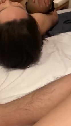 漂亮淫妻 撅着大屁屁给单男吃鸡做深度清洁 被狂怼连连高潮 把鸡吧塞进嘴里堵住她的淫叫 内射 逼都操肿了 截图3