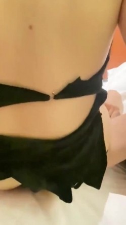 漂亮淫妻 撅着大屁屁给单男吃鸡做深度清洁 被狂怼连连高潮 把鸡吧塞进嘴里堵住她的淫叫 内射 逼都操肿了 截图16