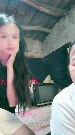 贫困家庭~母女被迫下海，【皮歪歪】，破旧的房子一起互动，反差感极强，爱心扶贫大哥们礼物不停 截图1