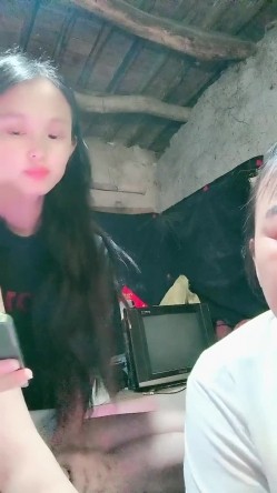 贫困家庭~母女被迫下海，【皮歪歪】，破旧的房子一起互动，反差感极强，爱心扶贫大哥们礼物不停 截图2