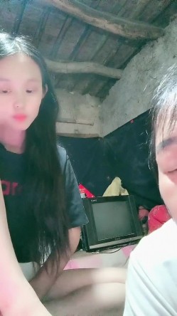 贫困家庭~母女被迫下海，【皮歪歪】，破旧的房子一起互动，反差感极强，爱心扶贫大哥们礼物不停 截图3