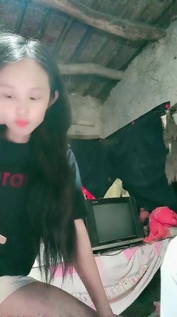 贫困家庭~母女被迫下海，【皮歪歪】，破旧的房子一起互动，反差感极强，爱心扶贫大哥们礼物不停 截图4