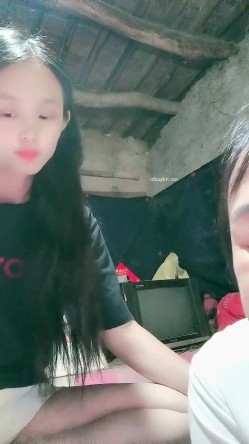 贫困家庭~母女被迫下海，【皮歪歪】，破旧的房子一起互动，反差感极强，爱心扶贫大哥们礼物不停 截图5