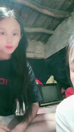 贫困家庭~母女被迫下海，【皮歪歪】，破旧的房子一起互动，反差感极强，爱心扶贫大哥们礼物不停 截图6