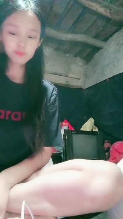 贫困家庭~母女被迫下海，【皮歪歪】，破旧的房子一起互动，反差感极强，爱心扶贫大哥们礼物不停 截图7