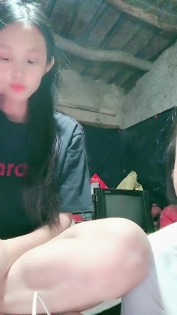 贫困家庭~母女被迫下海，【皮歪歪】，破旧的房子一起互动，反差感极强，爱心扶贫大哥们礼物不停 截图8