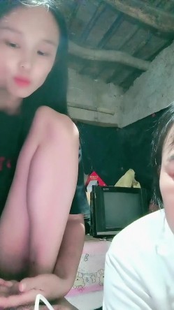 贫困家庭~母女被迫下海，【皮歪歪】，破旧的房子一起互动，反差感极强，爱心扶贫大哥们礼物不停 截图9