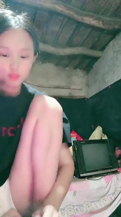 贫困家庭~母女被迫下海，【皮歪歪】，破旧的房子一起互动，反差感极强，爱心扶贫大哥们礼物不停 截图11