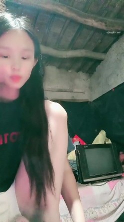 贫困家庭~母女被迫下海，【皮歪歪】，破旧的房子一起互动，反差感极强，爱心扶贫大哥们礼物不停 截图12