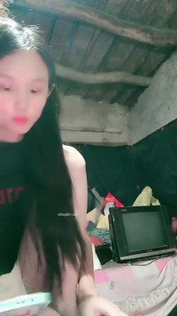 贫困家庭~母女被迫下海，【皮歪歪】，破旧的房子一起互动，反差感极强，爱心扶贫大哥们礼物不停 截图13