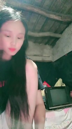 贫困家庭~母女被迫下海，【皮歪歪】，破旧的房子一起互动，反差感极强，爱心扶贫大哥们礼物不停 截图14