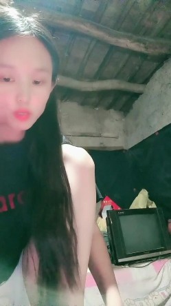 贫困家庭~母女被迫下海，【皮歪歪】，破旧的房子一起互动，反差感极强，爱心扶贫大哥们礼物不停 截图15