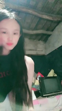 贫困家庭~母女被迫下海，【皮歪歪】，破旧的房子一起互动，反差感极强，爱心扶贫大哥们礼物不停 截图16