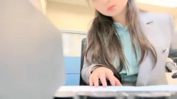小区的物业美女真骚，【露露儿酱】办公室偷偷玩跳蛋，到厕所自慰，奶子大逼逼肥美 截图2