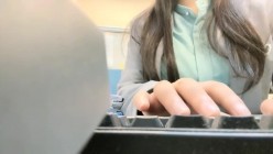 小区的物业美女真骚，【露露儿酱】办公室偷偷玩跳蛋，到厕所自慰，奶子大逼逼肥美 截图9