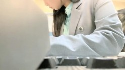 小区的物业美女真骚，【露露儿酱】办公室偷偷玩跳蛋，到厕所自慰，奶子大逼逼肥美 截图12
