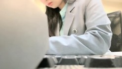 小区的物业美女真骚，【露露儿酱】办公室偷偷玩跳蛋，到厕所自慰，奶子大逼逼肥美 截图13