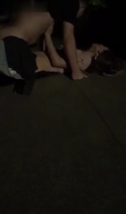 凌晨12点，公园静悄悄地，淫乱男女席地做爱，‘啊啊啊，射到我的逼里，射偏了射偏了，啊舒服啦~！’ 截图3