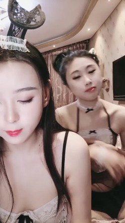 【色欲韩妍熙】两个极品高颜值在校在读美女大学生裸体诱惑 洗澡秀 年纪看起来小那位号称是个处 截图8