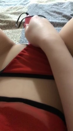 《台湾情侣泄密》红色学生制服美女用按摩棒自慰和男友啪啪遭曝光 截图6
