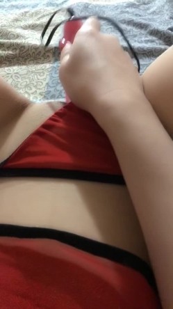 《台湾情侣泄密》红色学生制服美女用按摩棒自慰和男友啪啪遭曝光 截图7