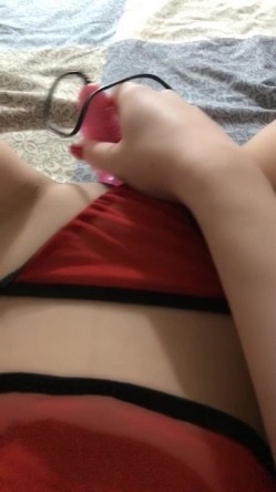 《台湾情侣泄密》红色学生制服美女用按摩棒自慰和男友啪啪遭曝光 截图15