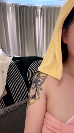 巨乳宝贝！喷水姬【炸土豆】绝对颜值~新道具 奶子骚B滴蜡 截图3