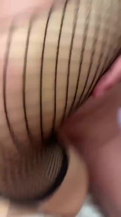 娇妻露脸3P系列，看着妻子穿着白色纱裙情趣内衣在你面前淫荡的服侍他人，被他人侵犯，是否会让你想起她穿圣洁婚纱时的样子？ 截图7