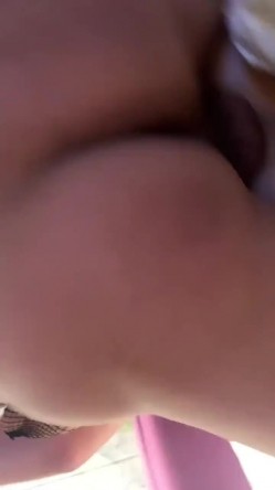 娇妻露脸3P系列，看着妻子穿着白色纱裙情趣内衣在你面前淫荡的服侍他人，被他人侵犯，是否会让你想起她穿圣洁婚纱时的样子？ 截图10