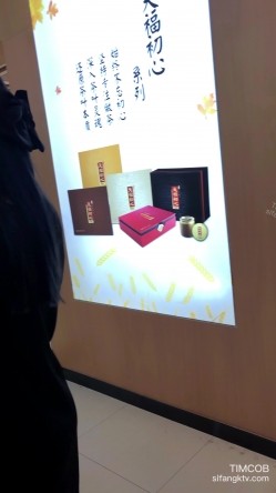 《大神魔手 极品CD》地铁商场贴身极限偸拍数位小姐姐裙内碰到几位超骚的反差婊不穿内裤真空露逼出门以为裙子长就没事了？ 截图15