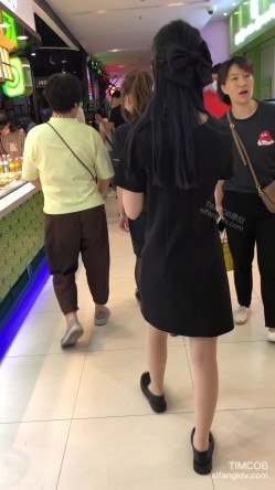 《大神魔手 极品CD》地铁商场贴身极限偸拍数位小姐姐裙内碰到几位超骚的反差婊不穿内裤真空露逼出门以为裙子长就没事了？ 截图16
