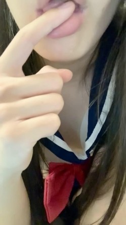 超极品甜美福利姬『许愿次元』 ️多套制服淫语挑逗紫薇勾引诱惑 软萌甜美声娇体柔让人忍不住想侵犯 截图2